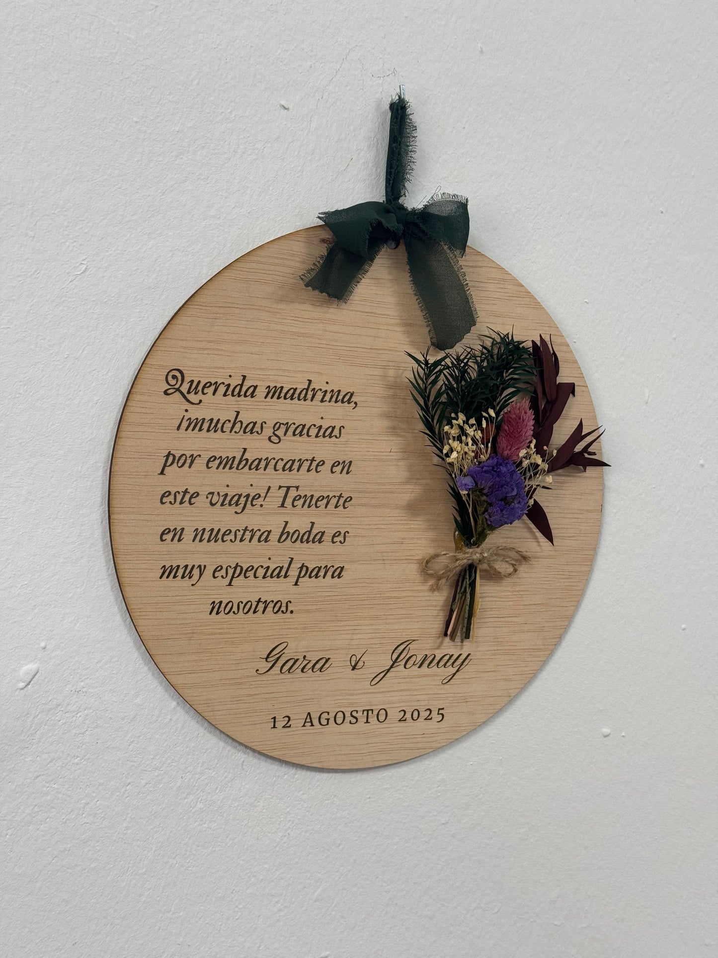 Medalla de madera grabada con ramo de flores preservadas - 25 cm