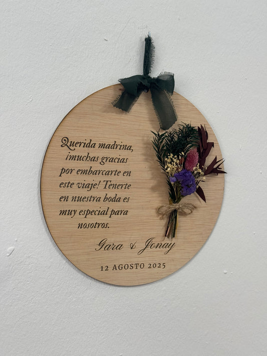 Medalla de madera grabada con ramo de flores preservadas - 25 cm